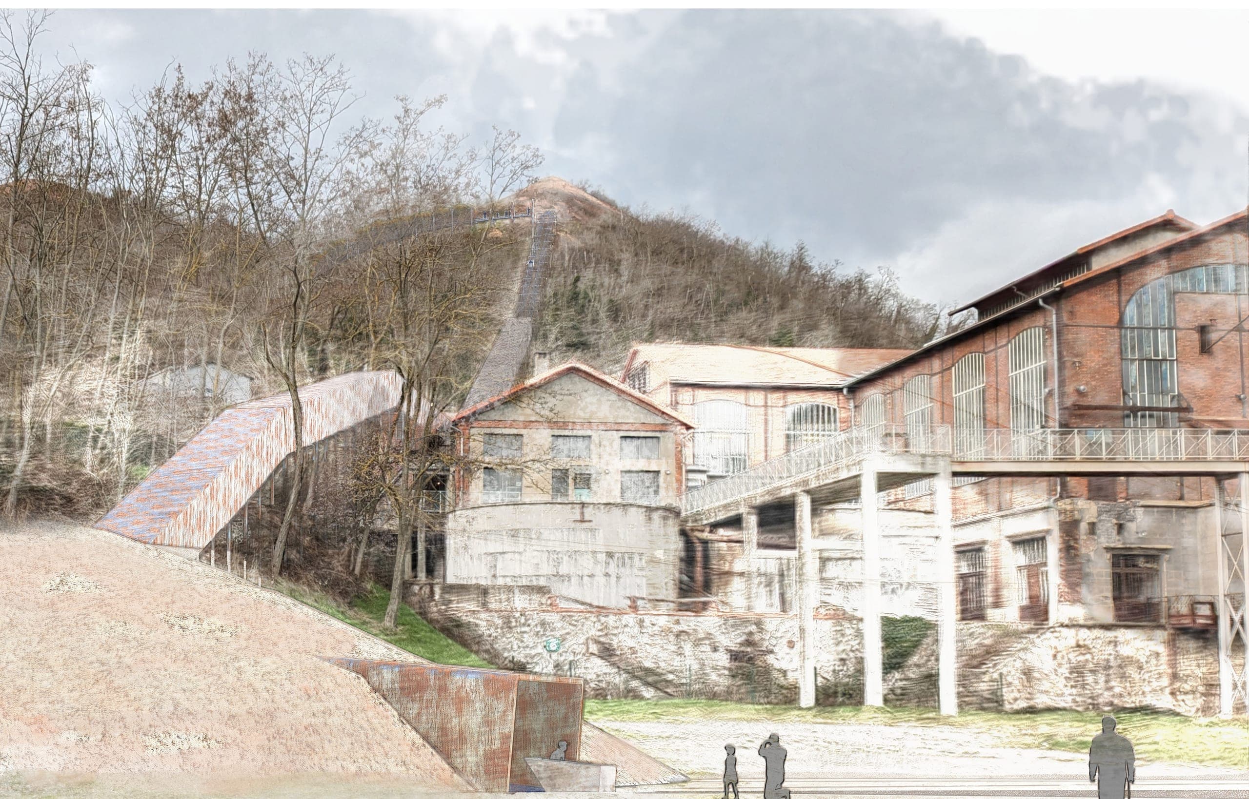 Vue du projet : le crassier boisé vu depuis le site de Couriot : les halles de brique et leurs verrières au premier plan, la rampe du skip qui grimpe la pente jusqu’au sommet dénudé, un ouvrage bas en acier corten posé au pied du talus, des silhouettes qui donnent l’échelle.