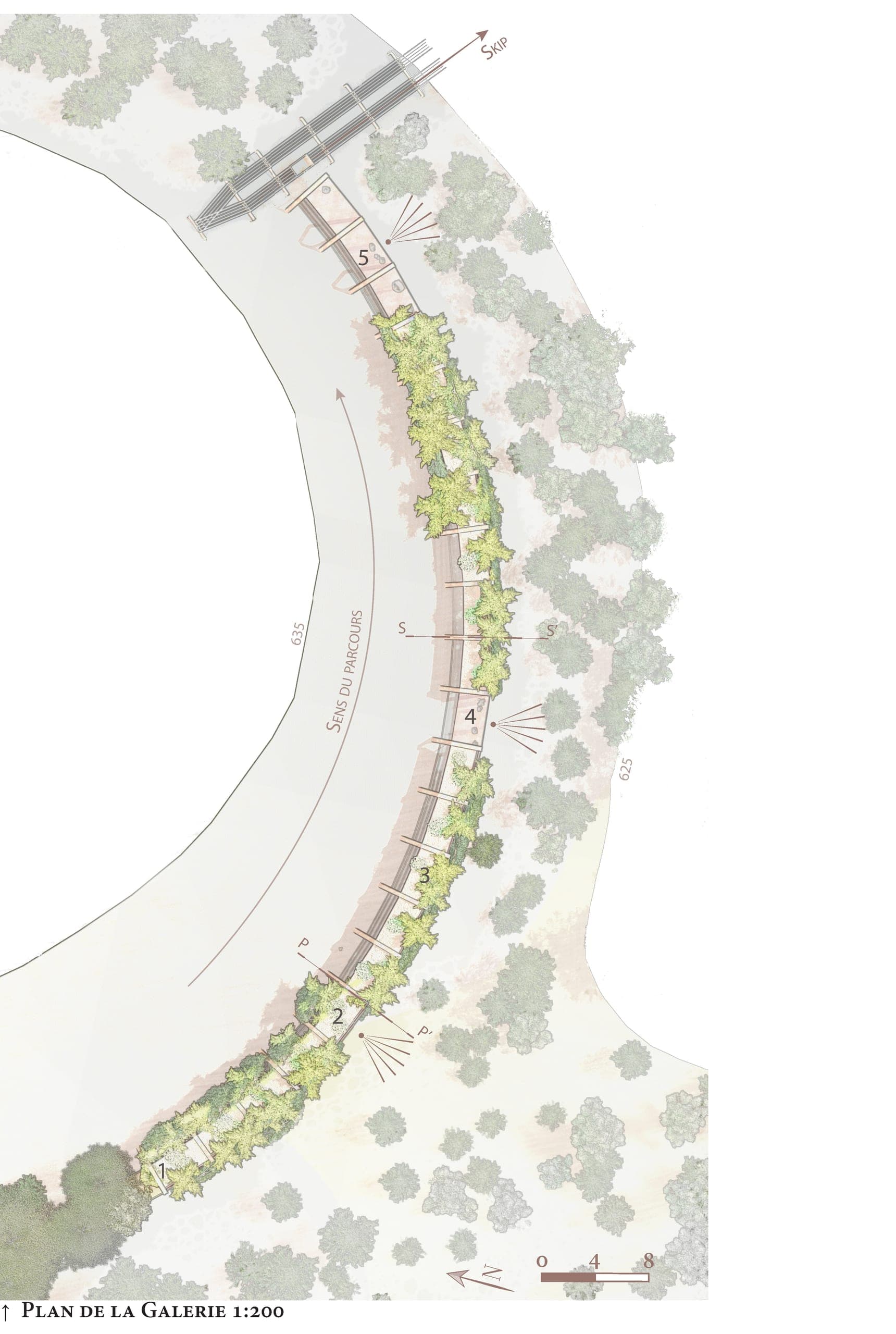 Plan de la galerie au 1:200, dessiné et aquarellé : la passerelle épouse la courbe de niveau, les cinq points de vue sont numérotés de 1 à 5 avec leur cône de vision, le sens du parcours est fléché, les arbres apparaissent en taches vertes et le skip en haut du plan.