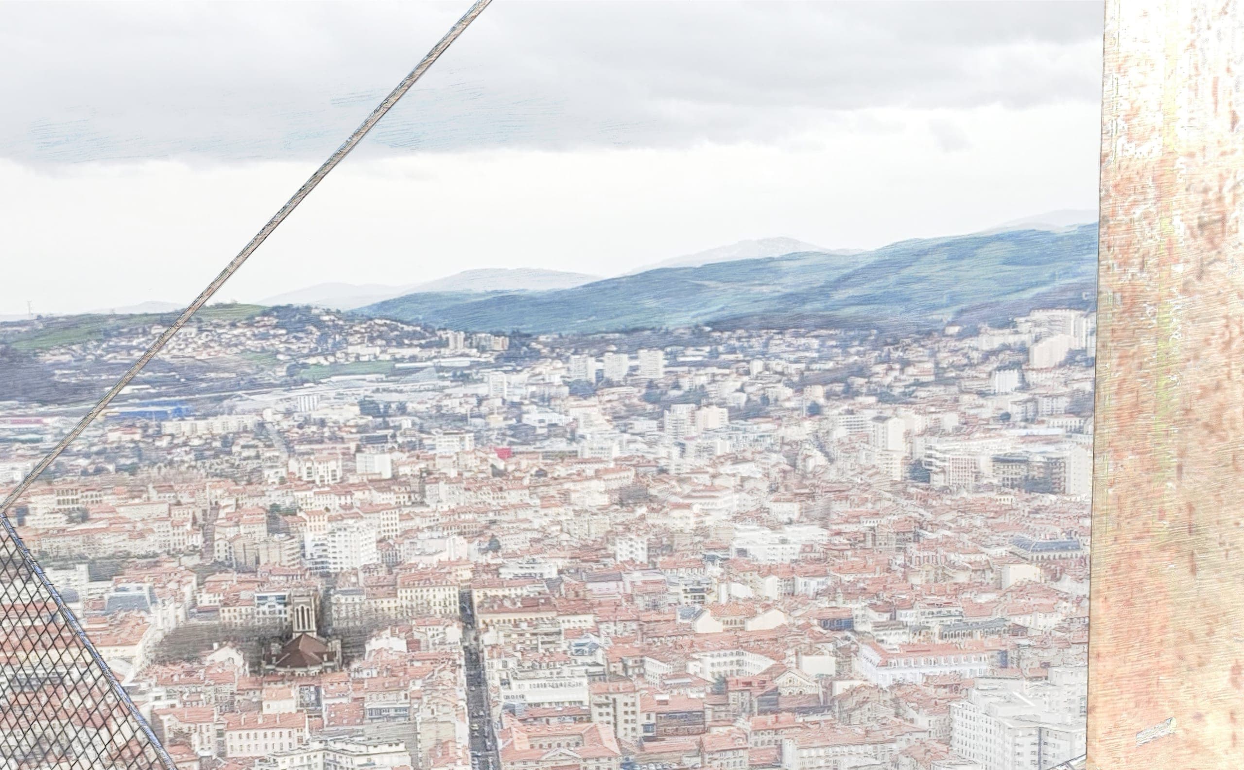 Vue plongeante sur Saint-Étienne depuis le haut du parcours : les toits de tuiles de la ville, la cathédrale Saint-Charles au milieu, les collines et les monts à l’horizon. Au premier plan, un câble tendu et une résille métallique, un montant d’acier corten à droite. Dessin en teintes pâles sur photographie.